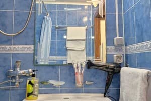 4 кровати с кондиционером и балконом. Alex Apartments. 17