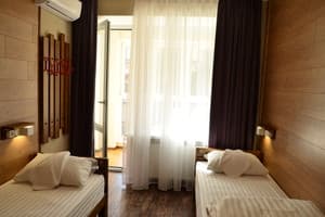 Хостел Music Hostel Poltava. Приватный двухместный номер с 1 двухспальной или 2 односпальными кроватями  1