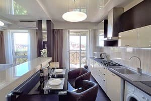 Самая большая кровать в Полтаве. Alex Apartments Круглосуточно бесконтактное заселение 11