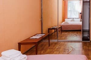 В центре возле Каштановой Аллеи ул. Соборности 46-А. Alex Apartments 4