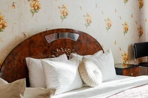 Яскраві квіти. Alex Apartments. Безконтактне заселення 24/7 6