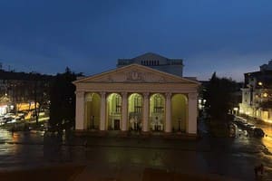 З видом на Театр Гоголя 36