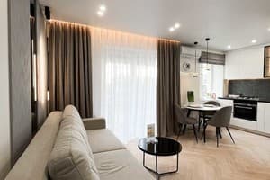 З видом на Театр Гоголя 7