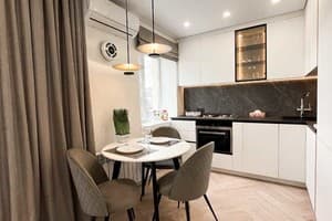 З видом на Театр Гоголя 8