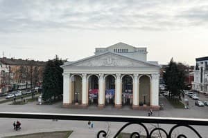 З видом на Театр Гоголя 35