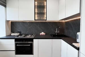 З видом на Театр Гоголя 6