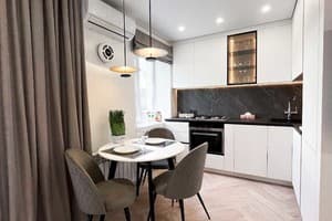 З видом на Театр Гоголя 21