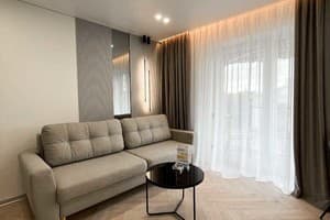 З видом на Театр Гоголя 9