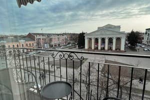 З видом на Театр Гоголя 1