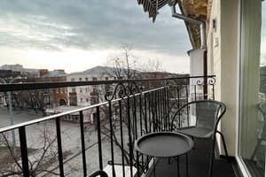 З видом на Театр Гоголя 22